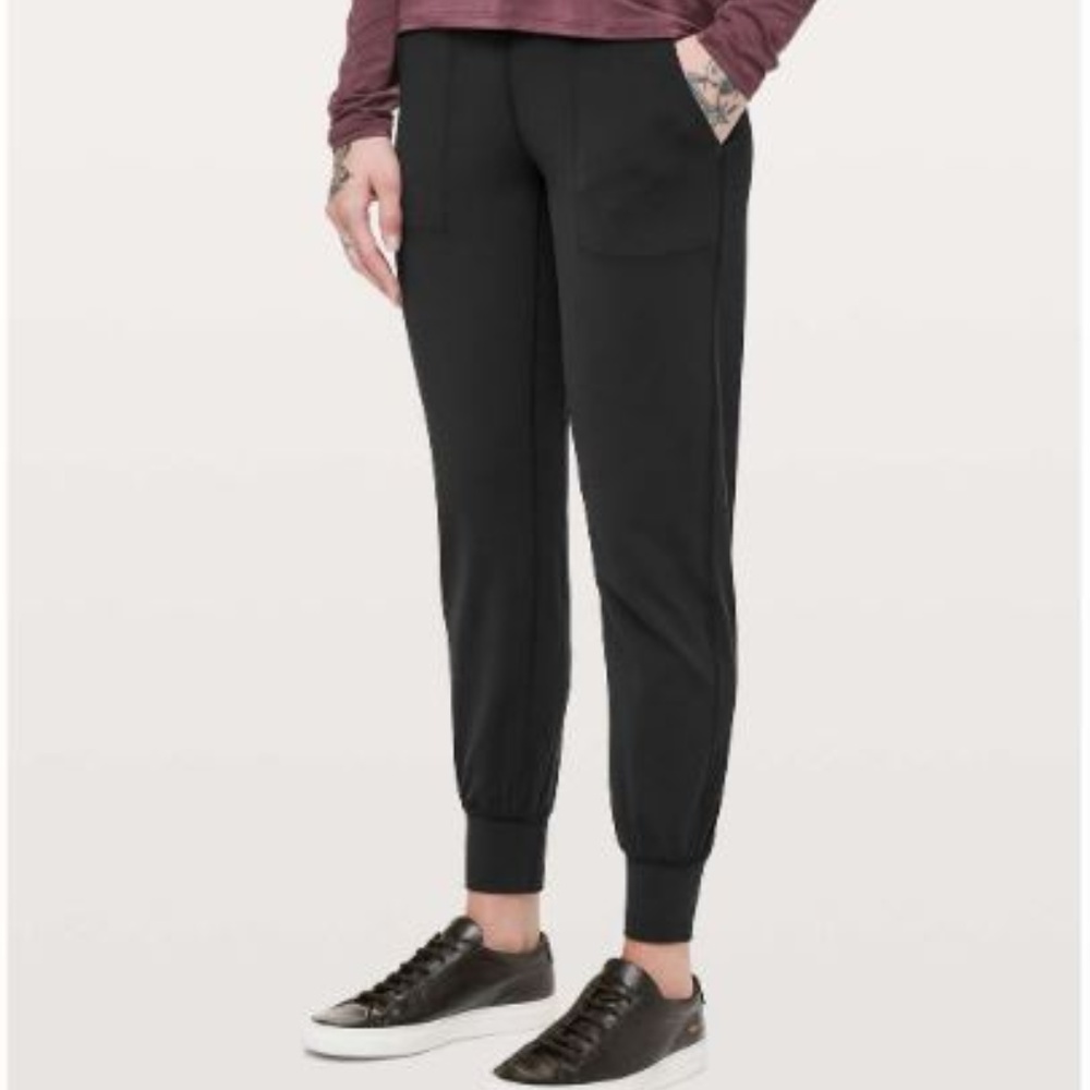 NWT Lululemon Black Align Joggers Size 4